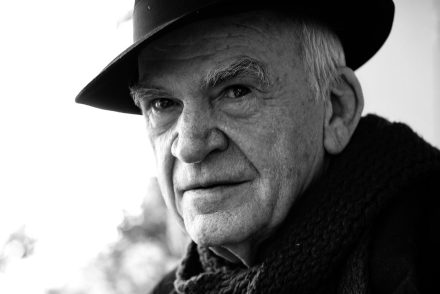 Milan Kundera végre átvehette a Franz Kafka-díjat, amit tavaly ítélték neki
