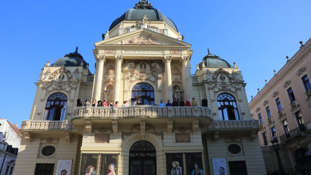 pecsi nemzeti szinhaz programok valahol europaban bohemelet