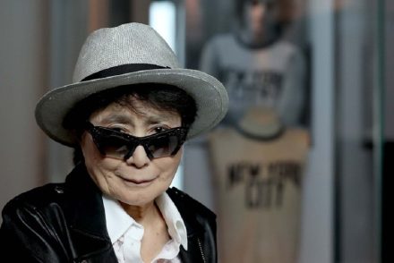 Yoko Ono ötlete alapján videón közvetíti az égboltot a Szabolcs utcából az Artpool