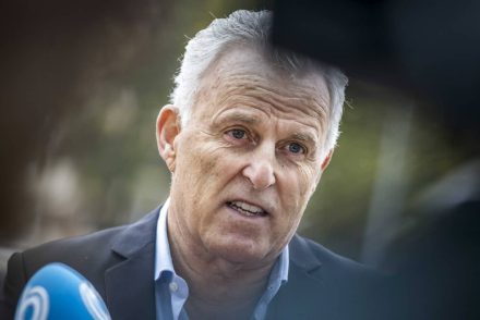 A demokrácia elleni támadásnak nevezte a holland király Peter R. de Vries bűnügyi újságíró elleni merényletet