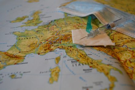 Enyhülnek a sárga kategóriás országokra, köztük Magyarországra érvényes brit utazási korlátozások