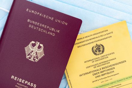 Oltás nélkül juttatott védettségi igazolványhoz több embert egy orvosi asszisztens a társaival