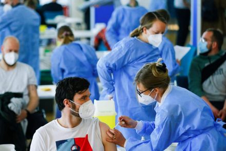 A második oltást kihagyók büntetését sürgetik Németországban