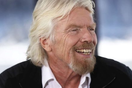 Richard Branson július 11-én egy lépéssel közelebb kerülhet a kereskedelmi űrutazás szolgáltatásához