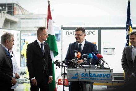 Szijjártó: Magyarország 200 ezer adag védőoltást ajándékozott Bosznia-Hercegovinának