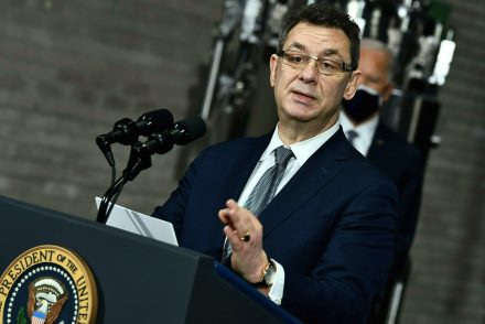 Pfizer-vezérigazgató: Egy év múlva visszatérhet az élet a normális kerékvágásba