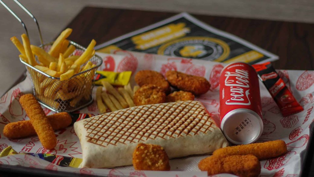 Red Rooster Burgers & Crew fiatalok vandalizmus