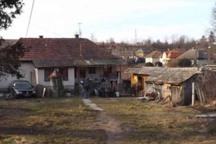 Nemi erőszak, láncra verés, emberkereskedelem és rabszolgatartás egy 22 éves salgótarjáni férfi birtokán