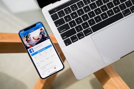Változtat szabályain a Facebook, nehezebb dolguk lesz a trolloknak