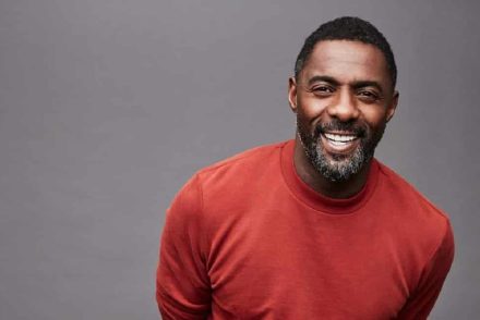 Idris Elba egy 26 évvel ezelőtti felvételen mond őszinte véleményt Pierce Brosnan első James Bond-alakításáról