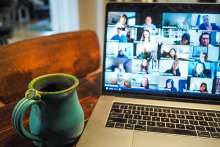 Munka imitálására használják egy új-zélandi önkormányzati ülés videóját