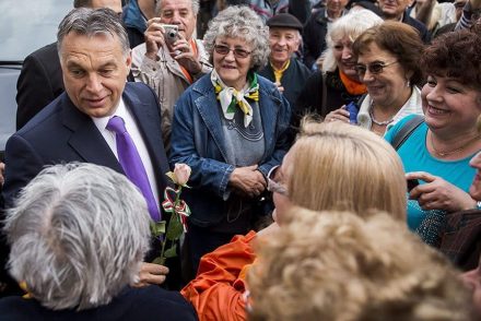 „Ha én ezt tudom, kifestem a számat” – Orbán Viktor idős hölgyek rohamozták meg