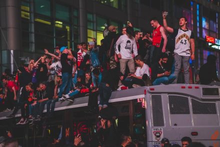 Annyira hiány van buszokból Bostonban, hogy partibusszal kellett kirándulni vinni a diákokat