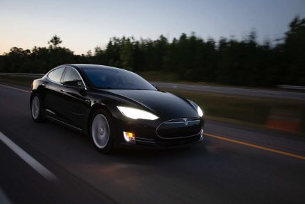 A Tesla önmagát vezetve száguldott az autópályán, míg a részeg nő eszméletlenül utazott benne