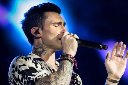 Magyarázkodnia kellett Adam Levine-nek, amiért fintorogva reagált az őt megölelő rajongóra