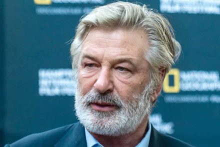 Alec Baldwin lelőtte az operatőrt a filmjének forgatásán, belehalt a sérülésekbe