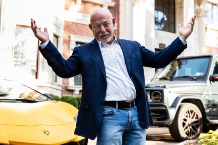 El akarták lopni az autóját, meztelenül, hatalmas fegyverrel támadt rájuk a milliomos húsmogul