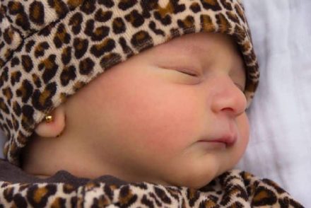 Miért nem biztos, hogy jó ötlet kilyukasztatni a baba fülét