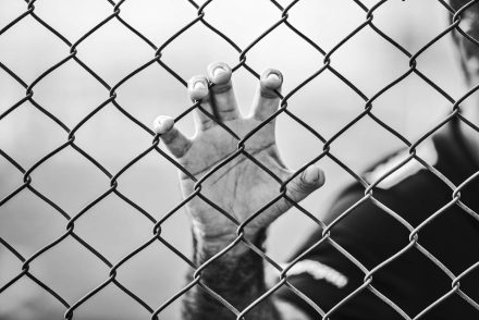 Nem bírta elviselni a feleségével való együttélést a házi őrizetben, könyörgött, hogy zárják inkább börtönbe
