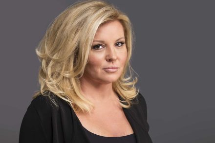Liptai Claudia teljesen felismerhetetlen új előadásában, a Beszélő fejekben