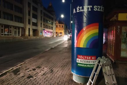Rabosították és házkutatást tartottak a Magyar Kétfarkú Kutya Párt egyik aktivistájánál, mert szívet ragasztott a kormány konzultációs plakátjára