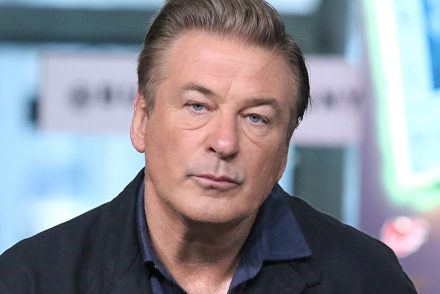 Alec Baldwin szerint minden olyan forgatáson rendőri felügyeletre lenne szükség, ahol fegyvert használnak