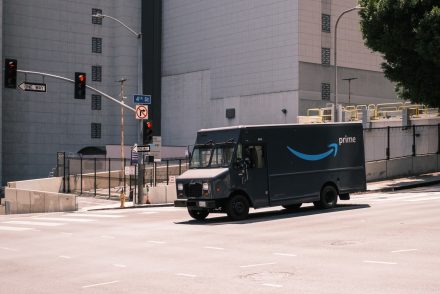 Zilált öltözetű lány lépett ki az Amazon furgonjából, a futárt kirúgták