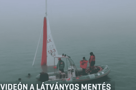 Látványos mentésben emeltek ki egy vitorlást a Balatonból