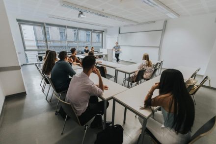 A Corvinus Egyetemen vegyi anyaggal öntötte le társát egy zavart hallgató