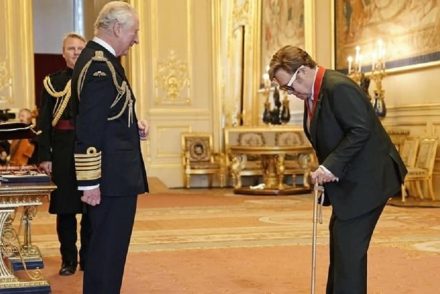 Botra támaszkodva vette át a brit becsületrendet Elton John