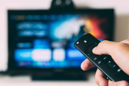 A feleség a tévéelőfizetésen, a férj a tápszeren spórolna