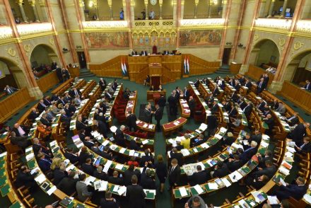 A parlamenti képviselőket nem lehet kötelezni az oltásra