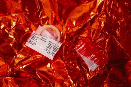 Egy rendőrautó hátsó ülésén elégítette ki orálisan a párját