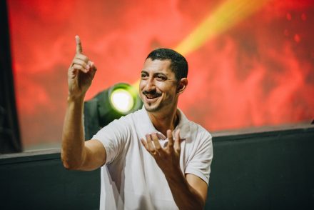 Lencsevégre kapták, ahogy a siket férfi egyéves kislánya először jelel neki