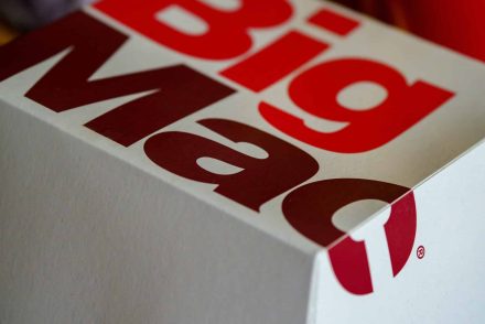 Nem várt kritika érte az influenszert, aki 50 BigMacet vett hajléktalanoknak az influenszer