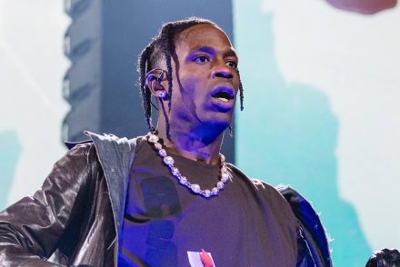 Az Astroworld fesztivál nyitóestjén Travis Scott koncertje közben nyolcan meghaltak, de ő nem hagyta abba a zenélést