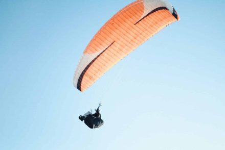 A helikopter pilótáját gyanúsítják a vértesszőlősi siklóernyős-tragédiáért