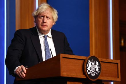 Több százezren vehetnek részt a karácsonyi rave partin Boris Johnson háza előtt