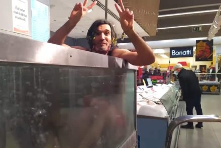 Alsónadrágra vetkőzött, majd megfürdött a pontyok között egy férfi a budaörsi Auchanban