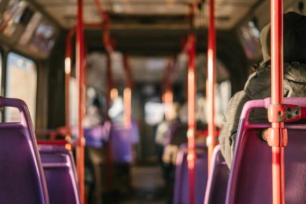 Egy idős nő kötött üléshuzatokkal díszítette fel a buszt