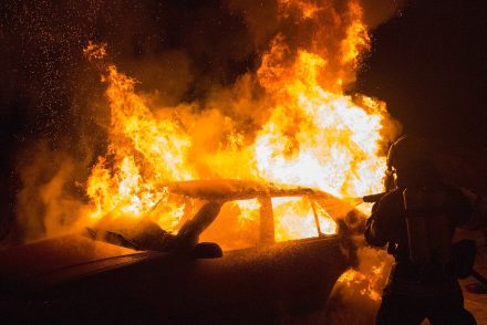 Frontálisan ütközött egy autó, kigyulladt, amibe belehalt a sofőr