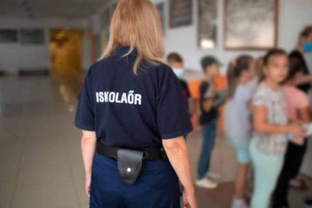 Gumibottal ütötte a gyerekeket egy nyíregyházi iskolaőr