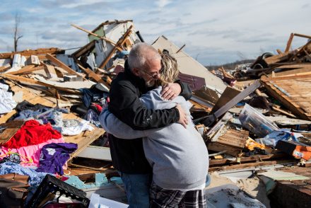 Elítéltek segítenek megmenteni a tornádó áldozatait Kentuckyban