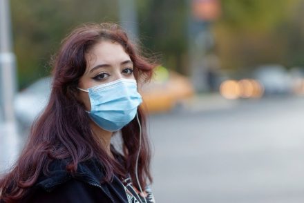 Visszautasította a koronavírus elleni oltást, most az életéért könyörög az intenzíven