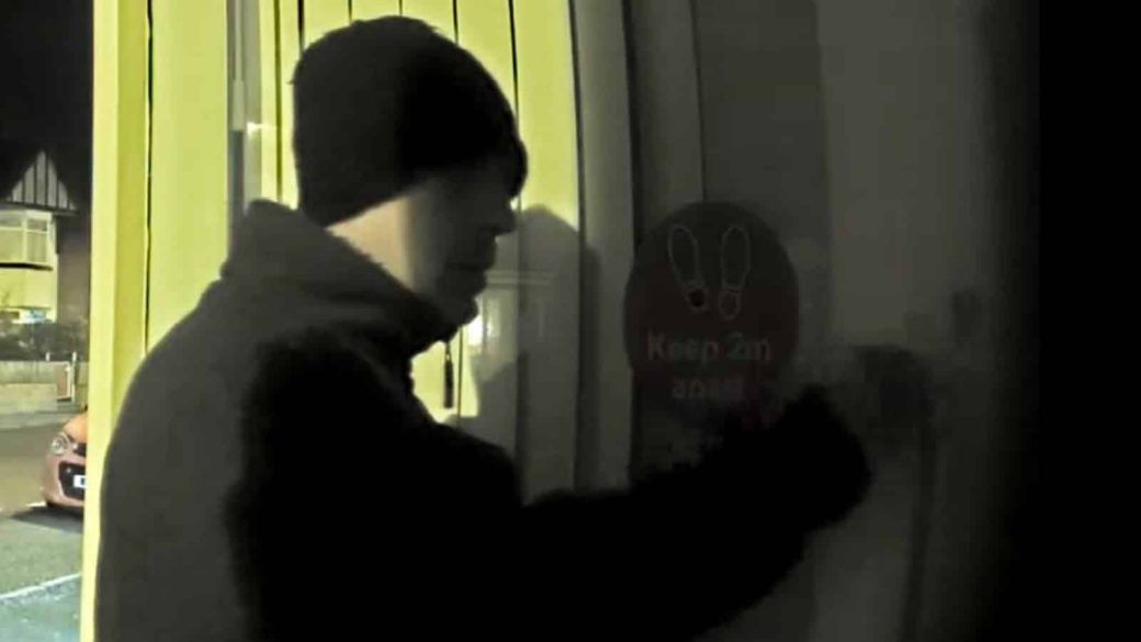 koronavírus oltóközpont ajtó ragasztó börtön