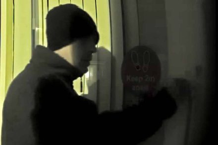 Börtönbe küldték a brit férfit, aki beragasztózta egy oltóközpont zárját
