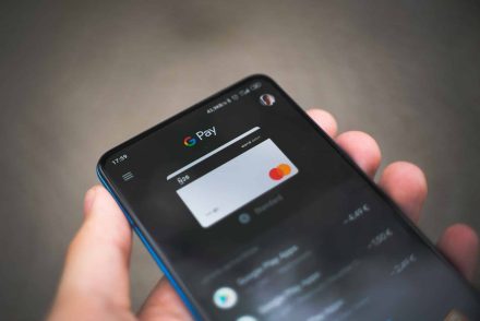 Felnyitotta volt barátnője szemhéját, hogy nyolcmillió forintnyi pénzt utaljon el magának telefonjáról