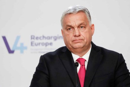 Orbán Viktort hatalmas zsákokat cipelve kapták lencsevégre