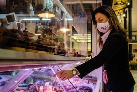 Varga Judit másfél milliós karórával a csuklóján jelentette be az olcsóbb sertéscombot