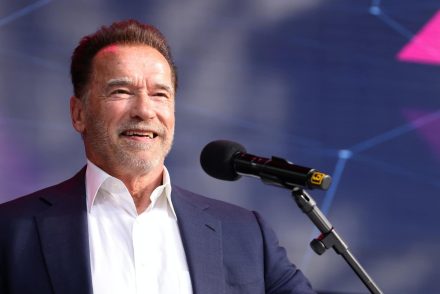 Arnold Schwarzenegger tömegkarambolozott, legalább egy személy megsérült